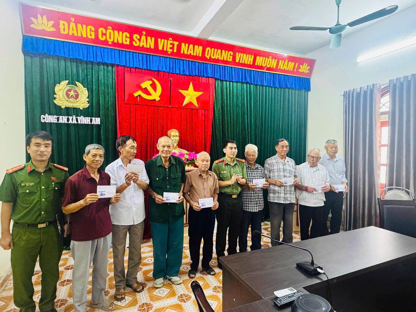 Công an xã Vĩnh Am gặp mặt cán bộ Công an hưu trí nhân kỷ niệm 81 năm Ngày truyền thống Công an nhân dân